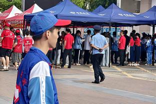 今早在法警车驶入法院后，李铁辩护人也抵达法院